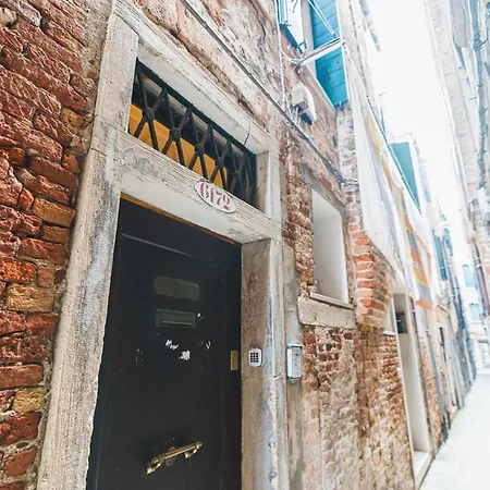 8 Mins From San Marco, Experience Authentic Apartamento