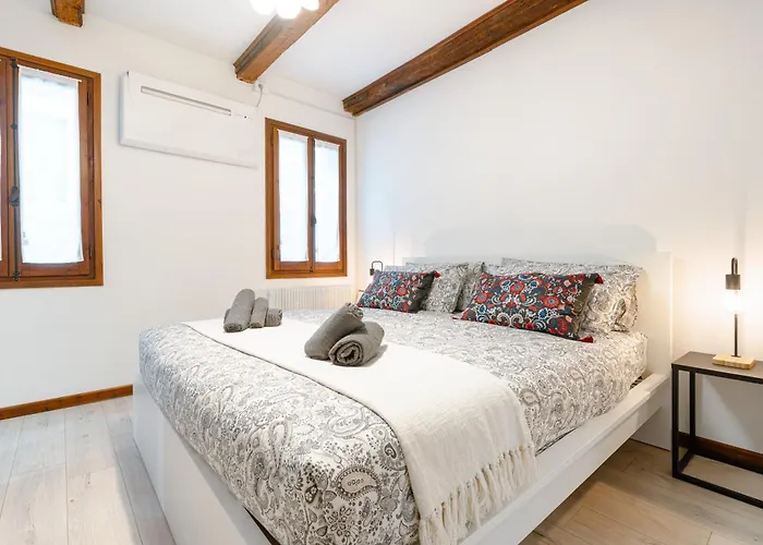 8 Mins From San Marco, Experience Authentic Apartamento Veneza