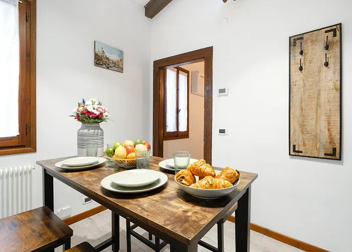 8 Mins From San Marco, Experience Authentic Apartamento Veneza