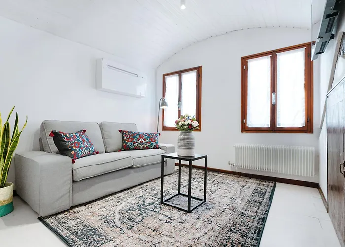 8 Mins From San Marco, Experience Authentic Apartamento
