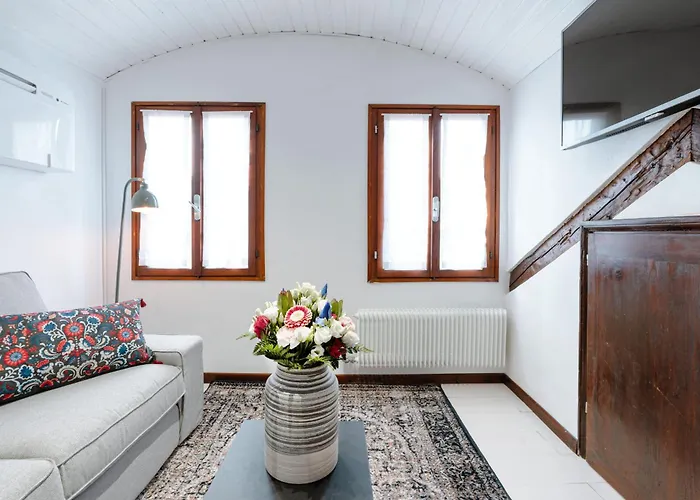 8 Mins From San Marco, Experience Authentic