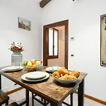 8 Mins From San Marco, Experience Authentic アパート ヴェネツィア