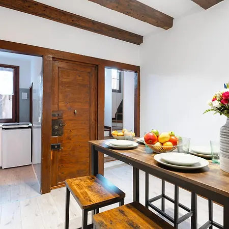8 Mins From San Marco, Experience Authentic דירה *
